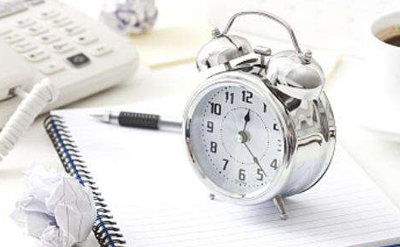 书桌上的时钟 常德2019年下半年自考准考证打印时间及事项(图1)