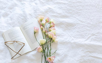 书本和鲜花 湖南自考网详细解读自考专本连读问题(图1)